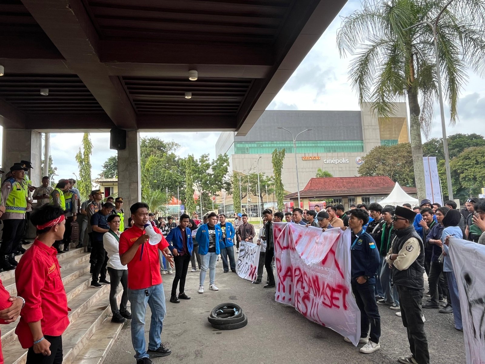 Jangan Tipu Publik, Penghapusan Fasilitas Mewah DPRD SUMSEL di SIRUP Tak Cukup !