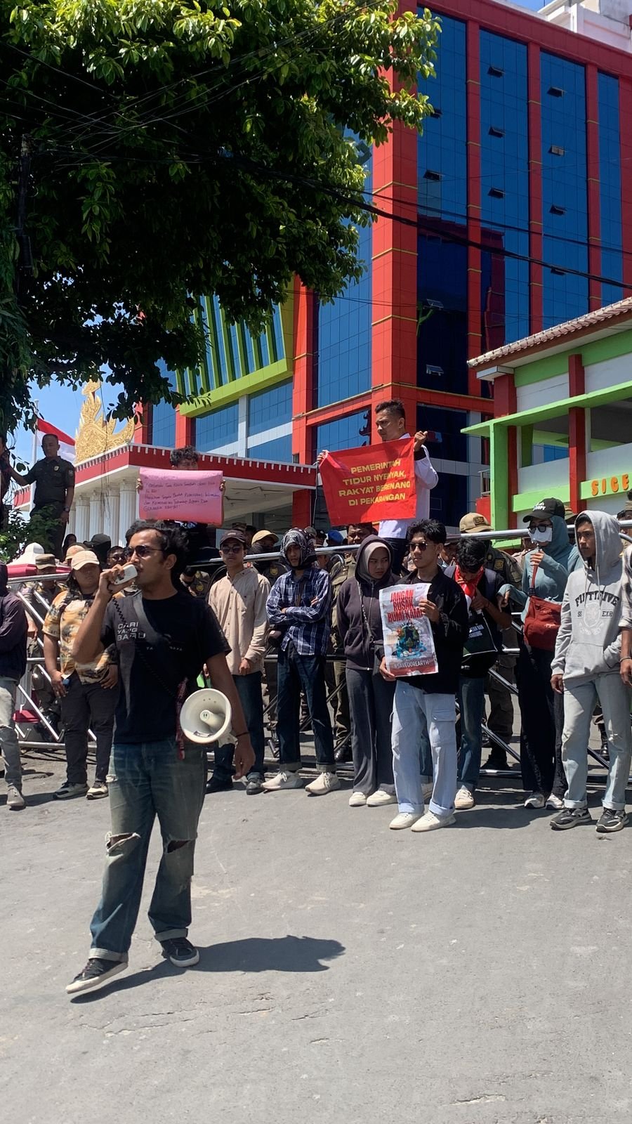 Tunduknya Macan Ompong di Bawah Taring Imperialisme